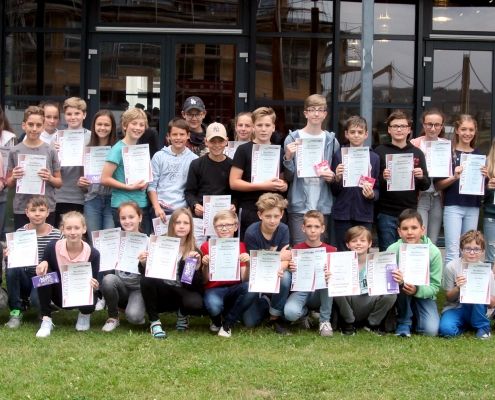 schülerinnen und schüler aus dem internat landschulheim steinmühle mit zeugnissen in marburg, hessen