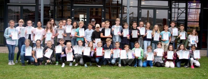 schülerinnen und schüler aus dem internat landschulheim steinmühle mit zeugnissen in marburg, hessen