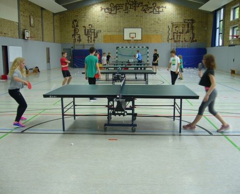 schülerinnen und schüler aus dem internat landschulheim steinmühle spielen tischtennis in der sporthalle in marburg, hessen
