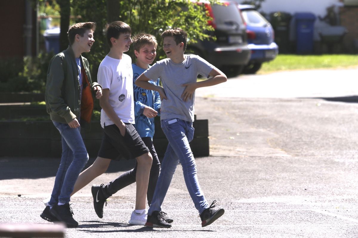 vier schüler der internatsschule steinmühle in deutschland auf dem schulhof
