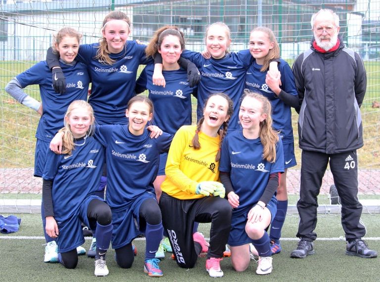 Fußball Gruppenfoto der Schülerinnen aus dem Sportinternat Steinmühle in Marburg, Hessen