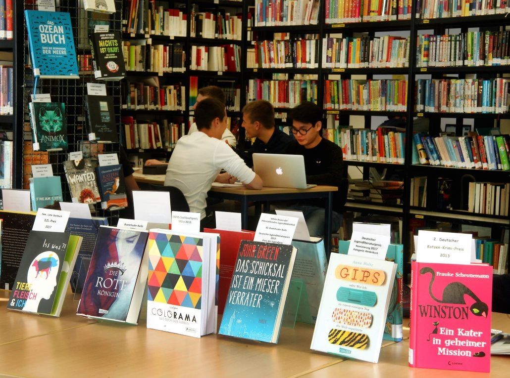 Schüler aus der Schule & Internat Steinmühle sitzen im Lernbüro der schule und lernen in Marburg, Hessen