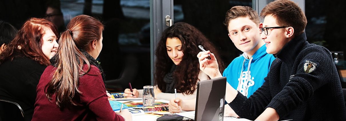 Schüler des Internats beim Lernen