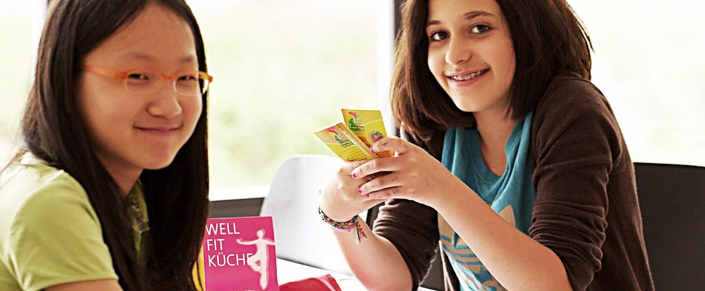 Schülerinnen des Internats beim Karten spielen