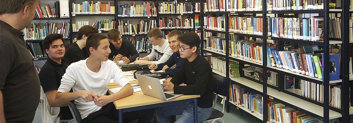 Schüler lernen in der Bibliothek in der Internatsschule Steinmühle in Marburg, Hessen