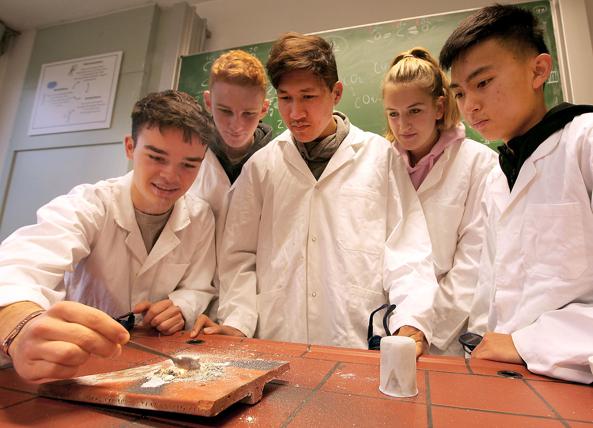 Schüler und Schülerinnen aus dem Internat Steinmühle interessieren sich für Chemie und lernen in Marburg, Hessen