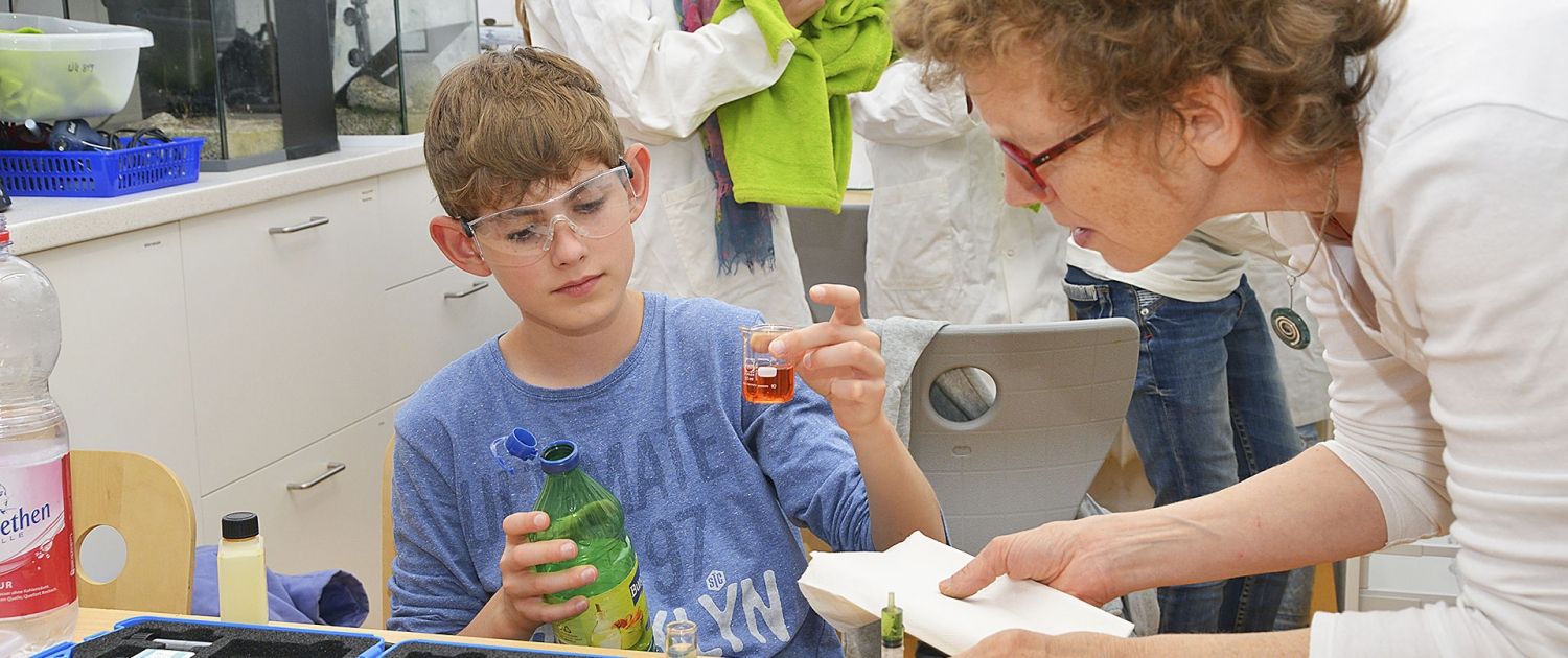 Schüler und Schülerinnen aus dem Internat Steinmühle interessieren sich für Chemie und lernen in Marburg, Hessen