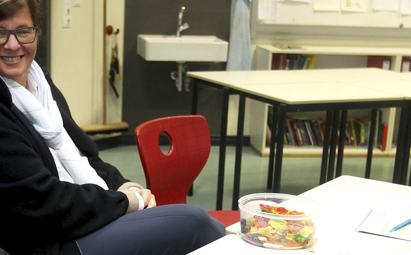 Schüler, Eltern und Lehrer führen regelmäßig ein Gespräch in der Internatsschule Steinmühle in Marburg, Hessen