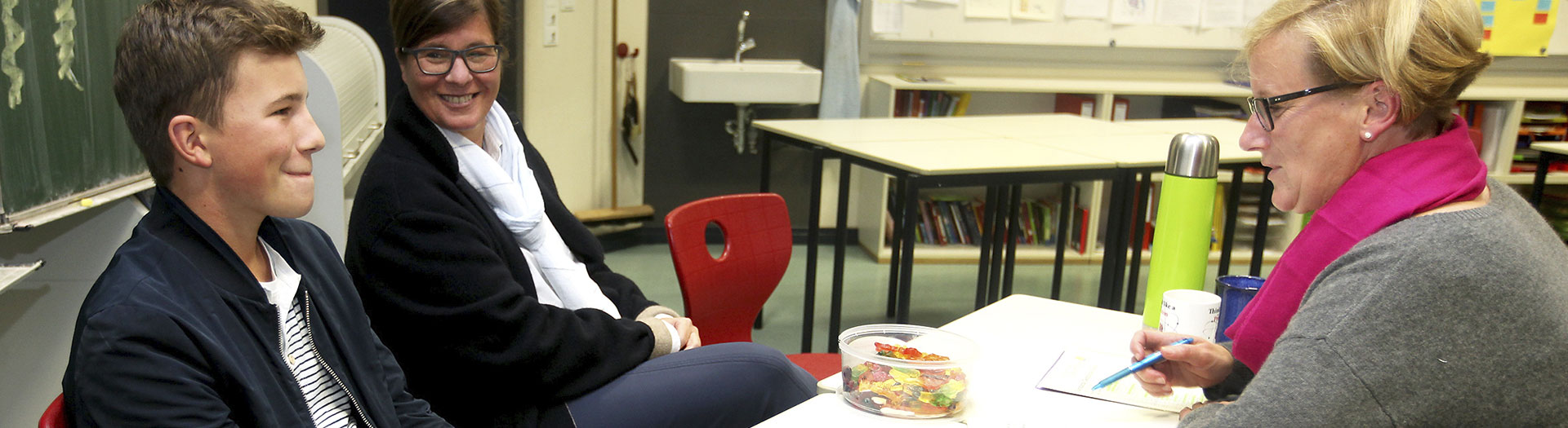Schüler, Eltern und Lehrer führen regelmäßig ein Gespräch in der Internatsschule Steinmühle in Marburg, Hessen