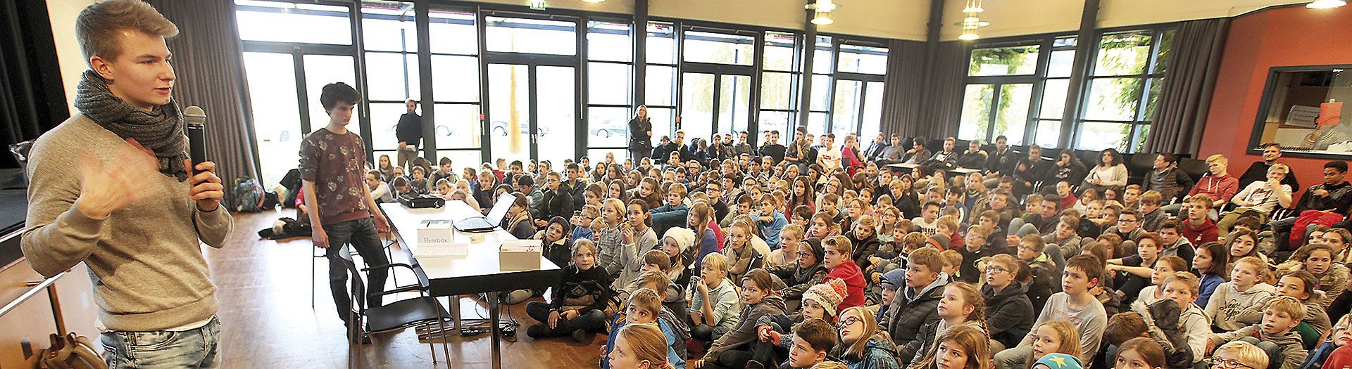 Schülerinnen und Schüler aus der Internatsschule Steinmühle bei einem Vortrag in Marburg, Hessen