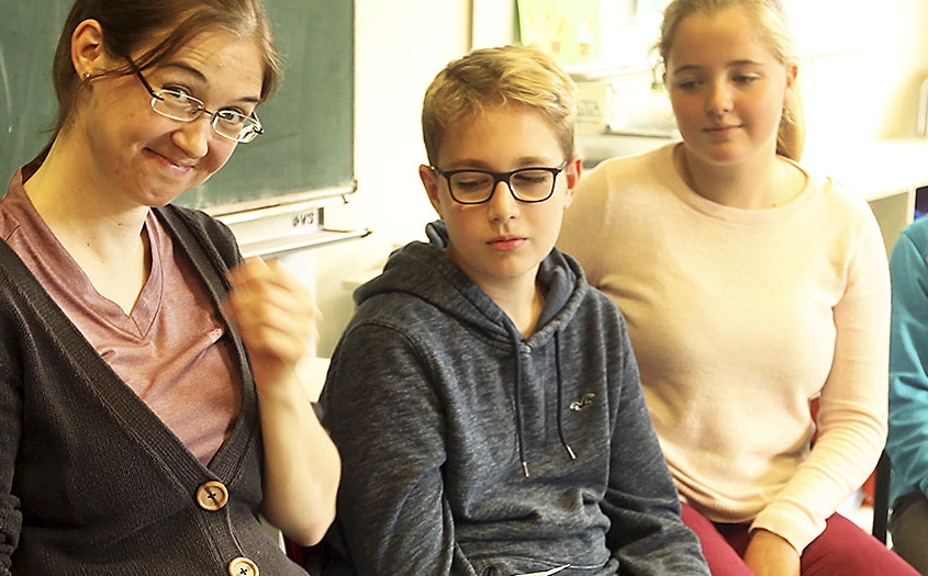 Schülerinnen und Schüler bilden Lerngruppen und lernen gemeinsam in der Schule & Internat Steinmühle in Marburg, Hessen
