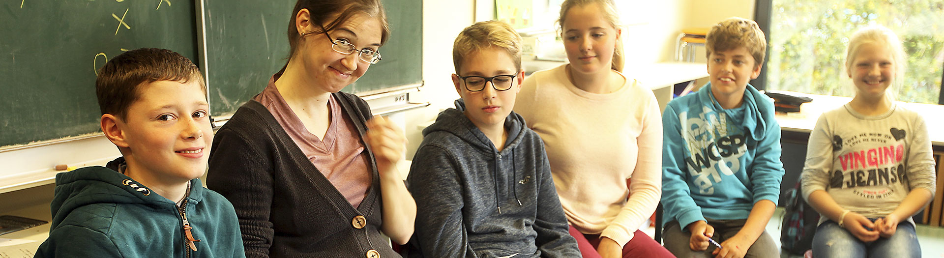 Steinmuehle_Lerngruppen Schülerinnen und Schüler bilden Lerngruppen und lernen gemeinsam in der Schule & Internat Steinmühle in Marburg, Hessen