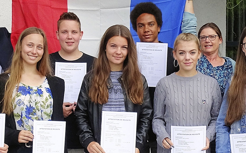 Schülerinnen und Schüler aus der Schule & Internat Steinmühle bekommen ihre Sprachzertifikate in Marburg, Hessen