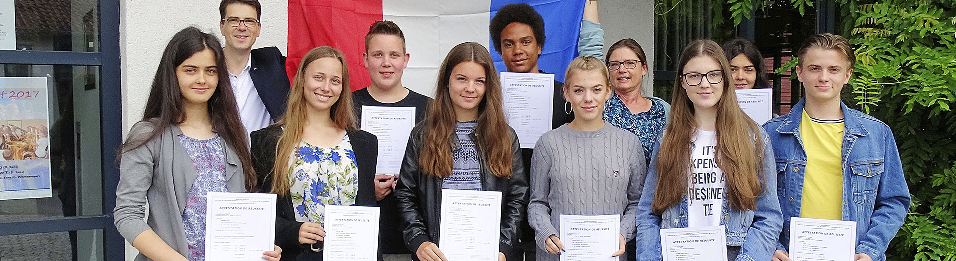 Schülerinnen und Schüler aus der Schule & Internat Steinmühle bekommen ihre Sprachzertifikate in Marburg, Hessen