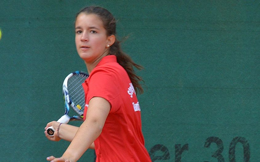Schülerin aus der Schule & Internat Steinmühle spielt Tennis in Marburg, Hessen