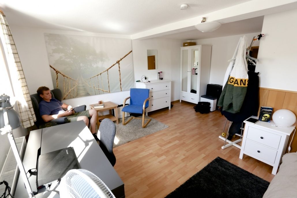 Eingerichtetes Zimmer im Internat Steinmühle in Marburg, Hessen
