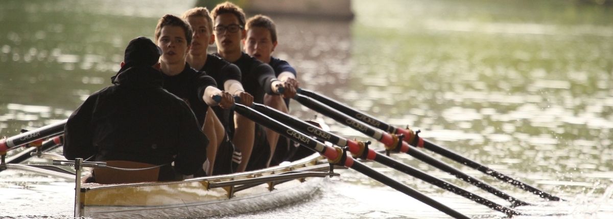 schüler und lehrer aus dem sportinternat steinmühle beim rudern auf der lahn in marburg, hessen