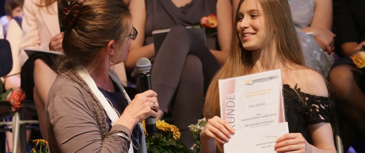 schülerin aus dem realschulinternat steinmühle erhält ihr zeugnis