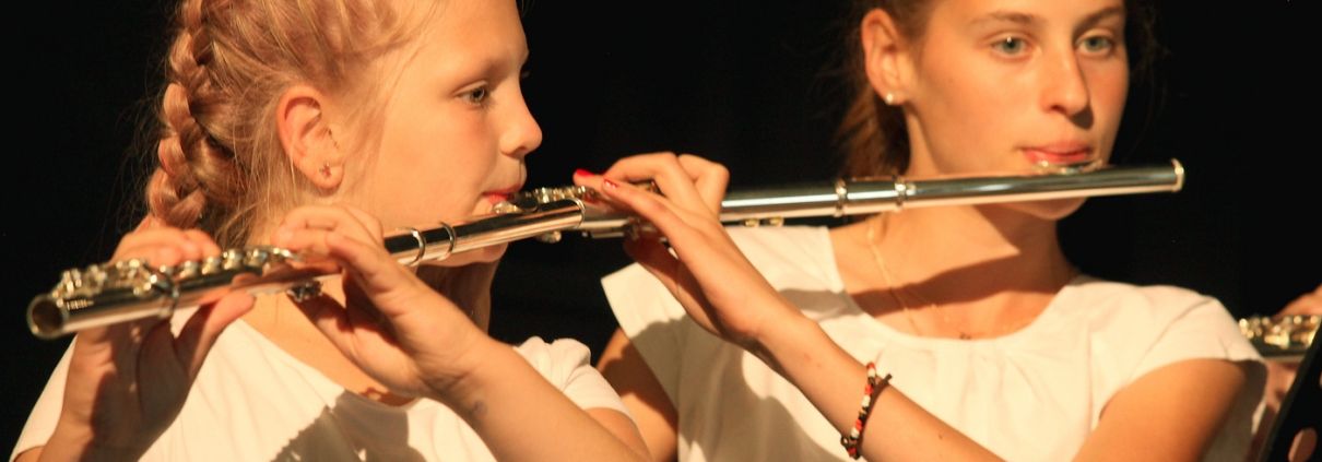 Zwei Schüler aus der Schule & Internat Steinmühle spielen Querflöte