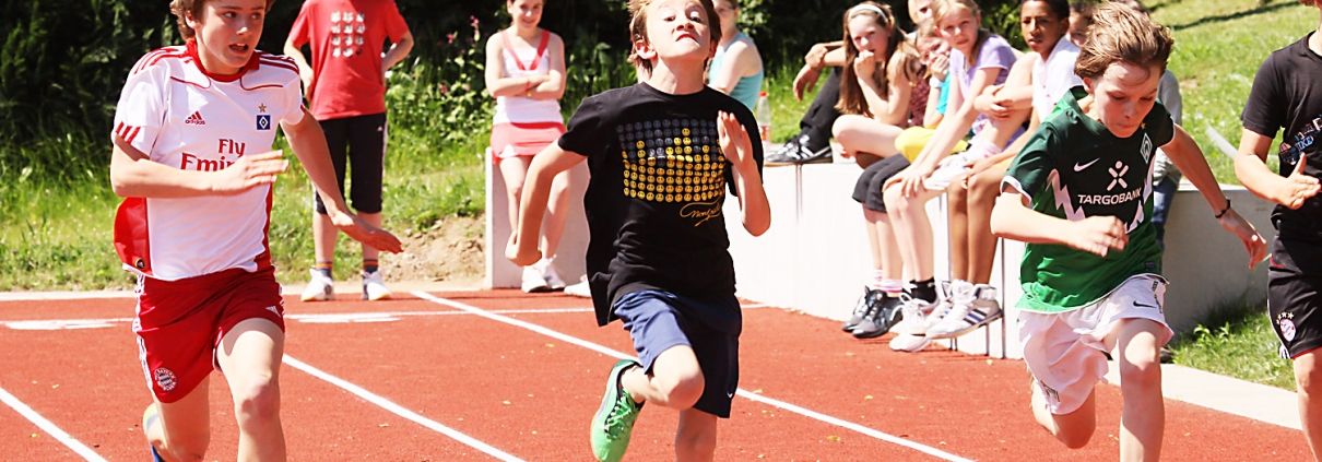 Schüler aus dem Sportinternat Steinmühle sprinten auf der Laufbahn in Marburg, Hessen