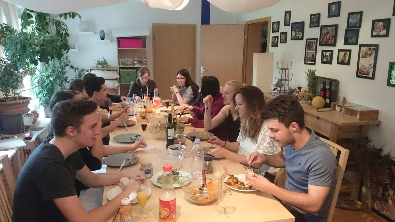 Internatsschüler der Steinmühle beim gemeinsamen Essen